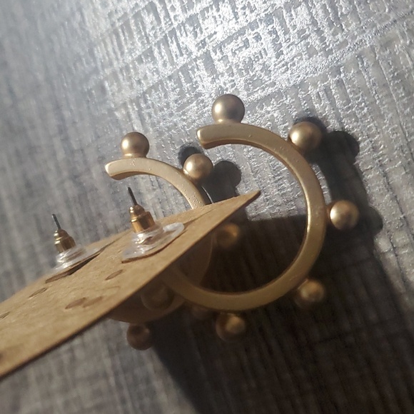 Gold earrings with knobs - Picture 3 of 3